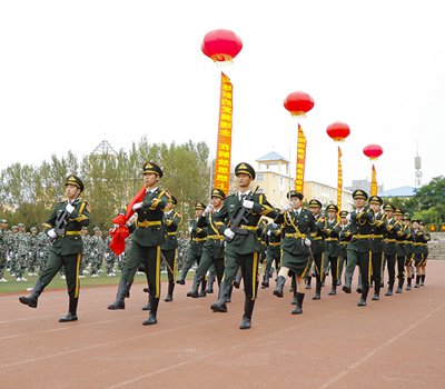 必威举行2023级新生军训阅兵式暨开学典礼